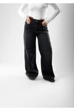 بنطال جينز نسائي بقصة أرجل واسعة (Wide Leg)